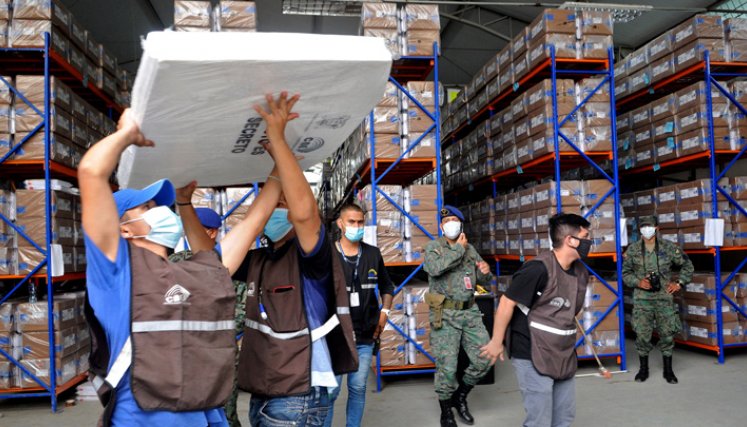 En las diferentes ciudades y regiones ecuatorianas todo está dispuesto para las elecciones presidenciales de este domingo./ Foto: AFP