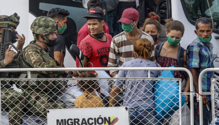 El Gobierno tramitará, con cooperación internacional, las vacunas contra la COVID-19 para más de un 1’000.000 de migrantes sin documentos en el país, con vocación de regularización, informó el gerente de Fronteras, Lucas Gómez.  / Foto: Archivo