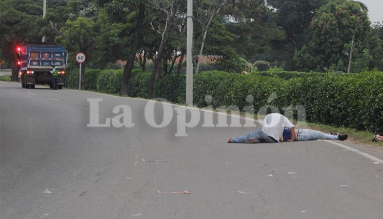 La mujer se desplazaba junto a su esposo, cada uno en  bicicleta, para ir rumbo a su trabajo.