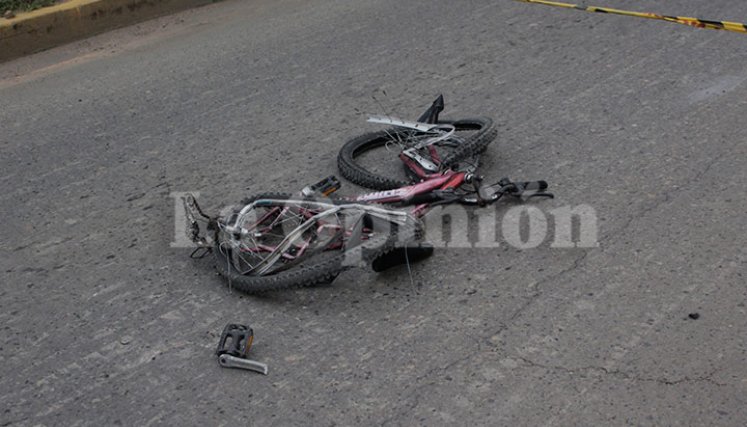 La mujer se desplazaba junto a su esposo, cada uno en  bicicleta, para ir rumbo a su trabajo.