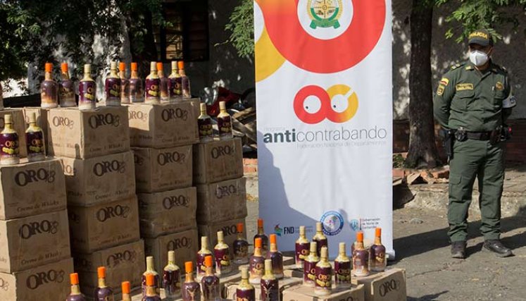 En los últimos días fueron destruidas más de tres toneladas de trago y cigarrillos de contrabando.