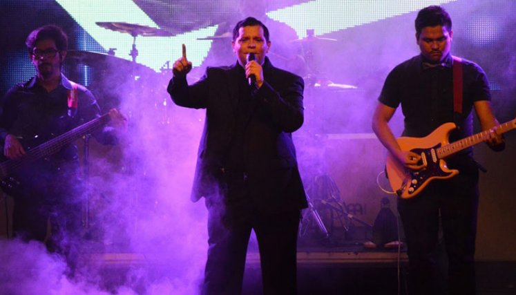 Desde el 2015 incursionó en la música, de manera profesional, después de levantarse de una silla de ruedas para dar testimonio de fe.