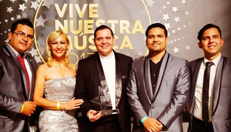 Dos veces consecutiva el padre Álvaro Gutiérrez recibió reconocimiento en los Premios Vive Nuestra Música en la categoría Góspel.