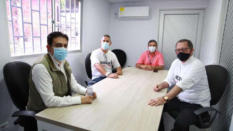 La Registraduría compartió esta fotografía de la reunión entre el registrador Alexander Vega y los voceros de la revocatoria Jaime Vásquez y Miguel Galingo. / Foto: Registraduría