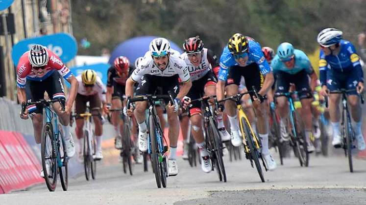 Julian Alaphilippe (de blanco), ciclista francés. 