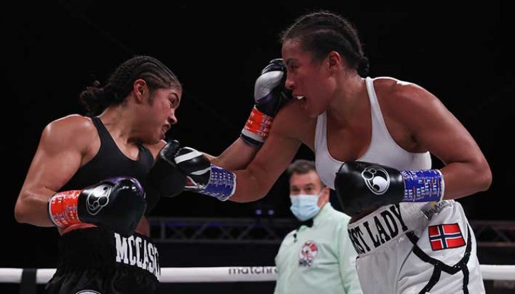 Cecilia Braekhus (derecha), boxeadora noruega nacida en Colombia.