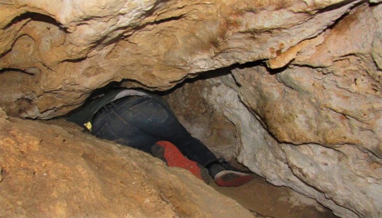 A la cueva de Escalones se ingresa arrastrándose. / Fotos La Opinión