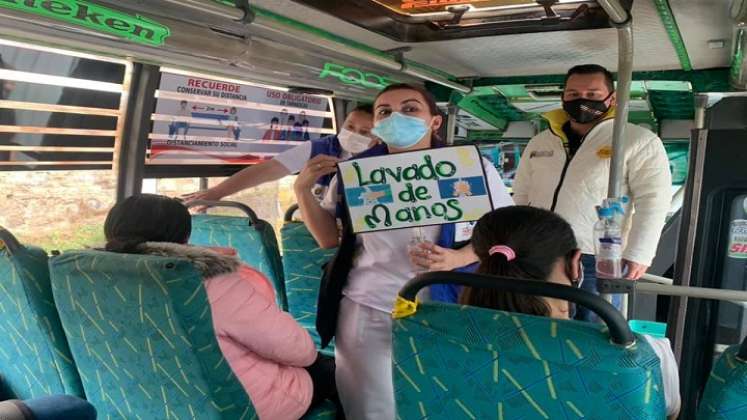 El personal de salud desarrolla actividades en los buses, a fin de recordarle a los pamploneses la importancia de cumplir con los protocolos sanitarios./ Roberto Ospino/ La Opinión 