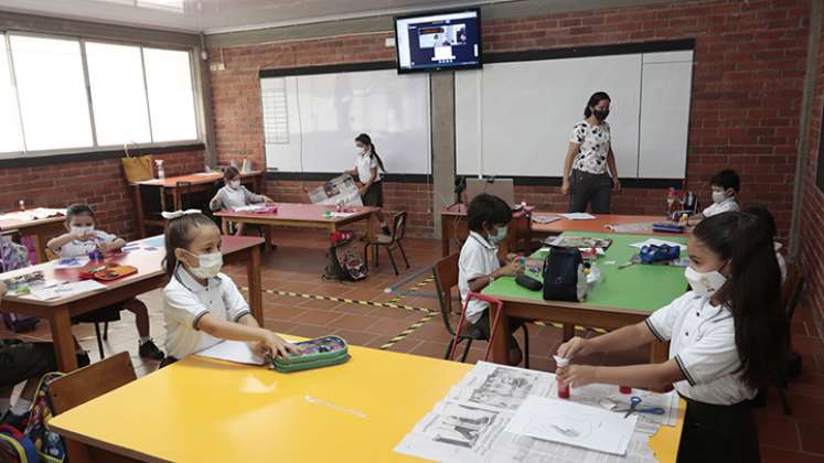 Profesores y estudiantes cumplen con rigurosidad los protocolos sanitarios / Foto Alfredo Estévez