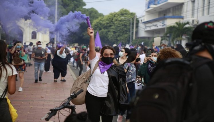 Las mujeres estuvieron representadas por el color violeta,  color que representa la lucha por los derechos de las mujeres. Juan Pablo Cohen/ La Opinión 