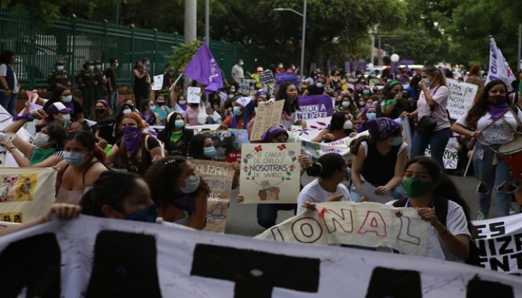 Las mujeres se comportaron de manera pacífica. En medio de su manifestación hicieron distintos actos simbólicos. Juan Pablo Cohen/ La Opinión 