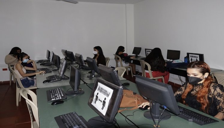 Lector facial con sensor de temperatura. Así mismo cumplen con la desinfección de manos, distanciamiento social y uso correcto del tapabocas. /Foto: Luis Alfredo Estévez/ La Opinión 