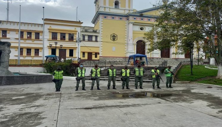 Al momento de la celebración de la misa en la Catedral de San Cristóbal, había presencia de militares a las afueras de la misma./ Cortesía/ La Opinión 