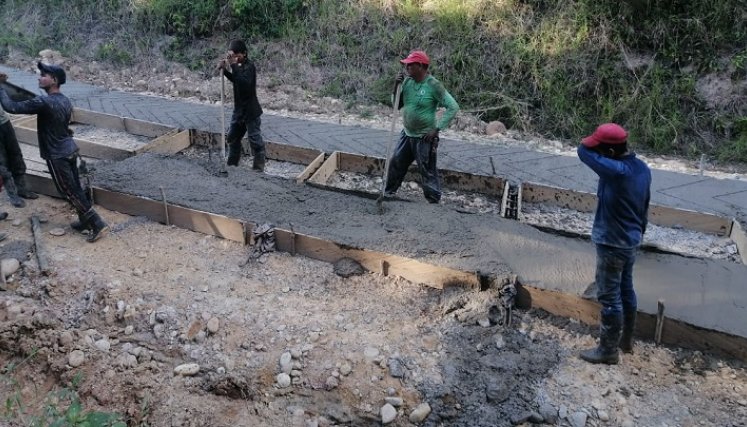Para construir la placa huella se organizaron turnos entre las 7:00 de la mañana y las 4:00 de la tarde, en los que también había presencia de la comunidad. / Foto: suministrada