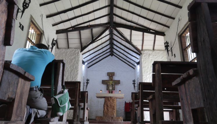 En la religión católica este rito se hace para expulsar los demonios al infierno./FOTO: Alfredo Estévez - La Opinión