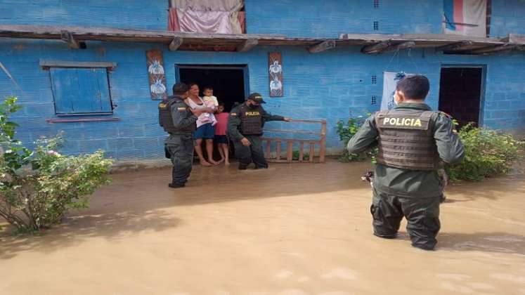 La Policía se encuentra ayudando a los damnificados./FOTO: Cortesía