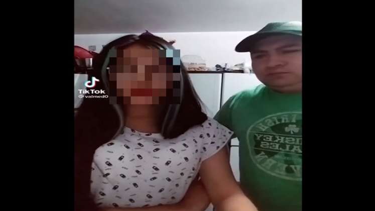 Viral se volvió un video en el que un papá obligó a su hija a disculparse por bailar twerking. /FOTO: Redes sociales.