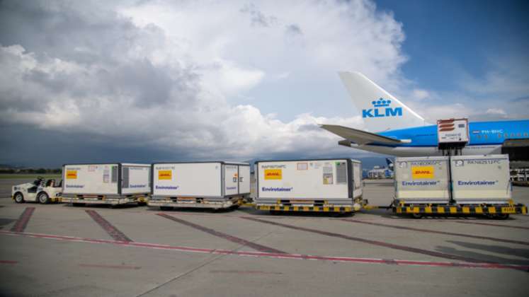 Las dosis contra la COVID-19 llegaron en la tarde de este sábado al aeropuerto El Dorado./FOTO: Colprensa