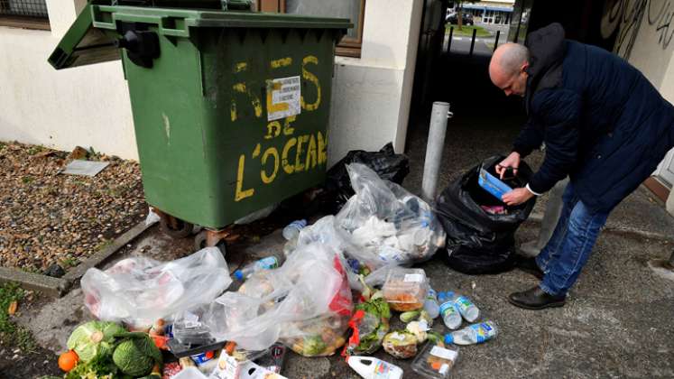 17% de los alimentos disponibles para los consumidores en todo el mundo en 2019, casi mil millones de toneladas, fueron desechados por hogares, minoristas, instituciones y la industria hotelera, mucho más de lo que se sospechaba anteriormente, dijo la ONU este jueves. / Foto: AFP