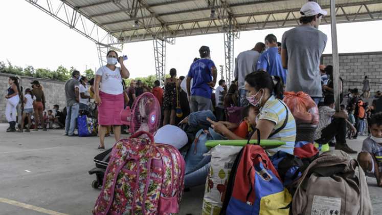 Más de 3.000 personas han huido a Colombia por los combates que desde el domingo libran la Fuerza Armada venezolana y una facción disidente de las Farc, según el gobierno colombiano. / Foto: AFP