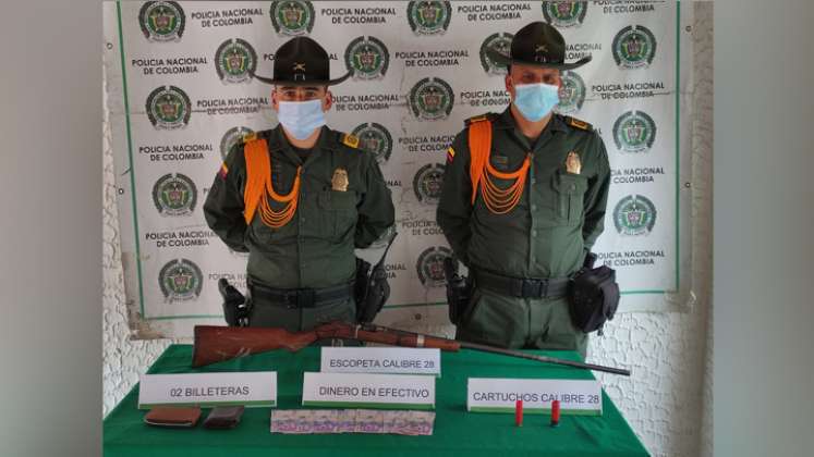 Cuatro armas de fuego, varios cartuchos de diferentes calibres y una billetera café donde había $400.000 fueron incautados por la Policía. / Foto: Policía Nacional