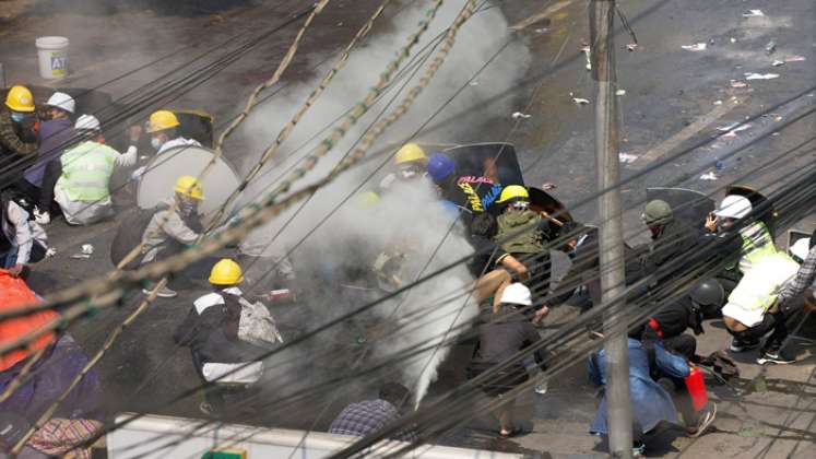 Los birmanos siguen, pese a todo, saliendo a las calles para reclamar la marcha de los generales golpistas. / Foto: AFP