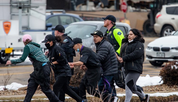 Compradores son evacuados del supermercado King Soopers después de que un hombre armado abrió fuego. / Foto: AFP