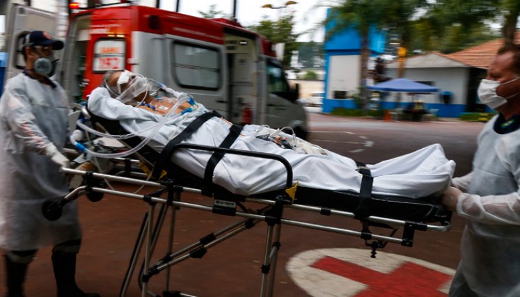 Un paciente de COVID-19 llega en ambulancia a un hospital instalado en un gimnasio deportivo, en Santo Andre, estado de Sao Paulo, Brasil. / Foto: AFP