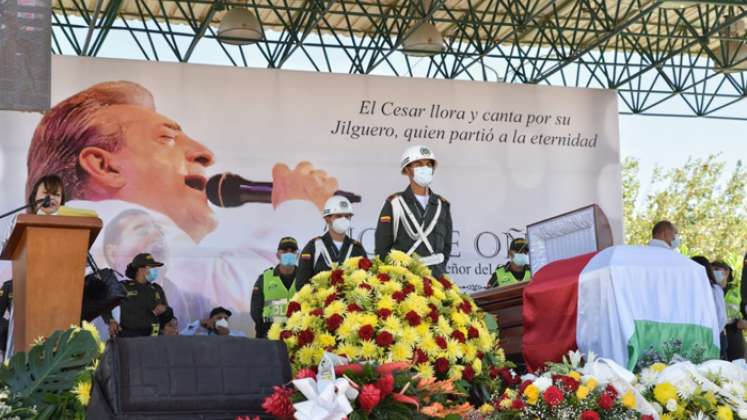 Lo más doloroso fue el momento de la entrada del féretro a capilla ardiente, no hubo nadie que no llorara y hasta cantara sus inolvidables y sentidas canciones. / Foto: Colprensa