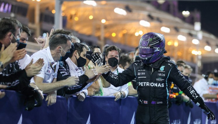 Hamilton salió segundo en la parrilla, detrás del holandés Max Verstappen. / Foto: AFP