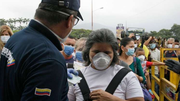 Migrantes en el puente Simón Bolívar