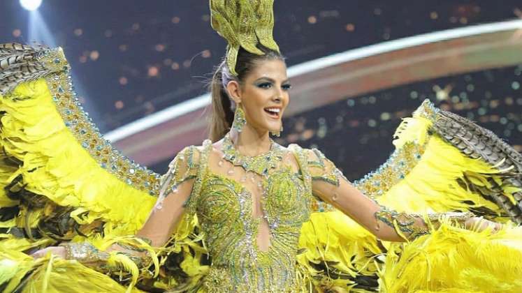 Natalia Manrique no cumplió su sueño en Tailandia, pero dejó en alto el  nombre de Colombia. El traje típico fue confeccionado por Diana Rolando.  / Foto: Instagram