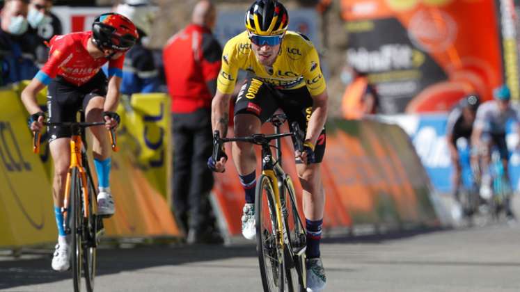 El esloveno Primoz Roglic, con el maillot amarillo de líder general, corre por delante del piloto del suizo Gino Mader, para ganar la séptima etapa de la 79.a carrera ciclista París-Niza. / Foto: AFP