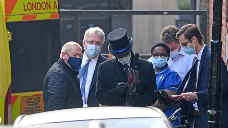 La gente se reúne alrededor de una ambulancia estacionada frente a la entrada trasera del Hospital King Edward VII en el centro de Londres, donde el príncipe Felipe, duque de Edimburgo de Gran Bretaña, es atendido. / Foto: AFP