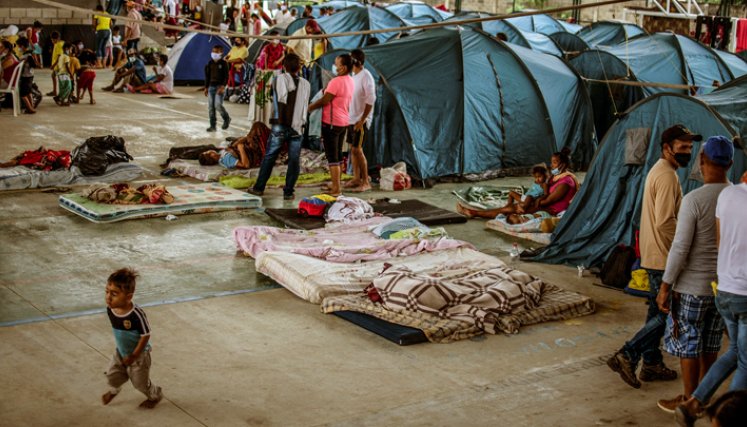 Casi 4.000 personas provenientes de Venezuela se han desplazado hasta el poblado de Arauquita en busca de resguardo. / Foto: AFP