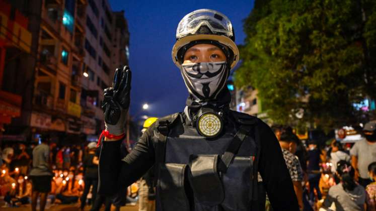 La junta militar también ha aumentado su represión contra la prensa y el viernes fueron inculpados cinco periodistas, incluyendo un fotógrafo de la agencia Associated Press. / Foto: AFP