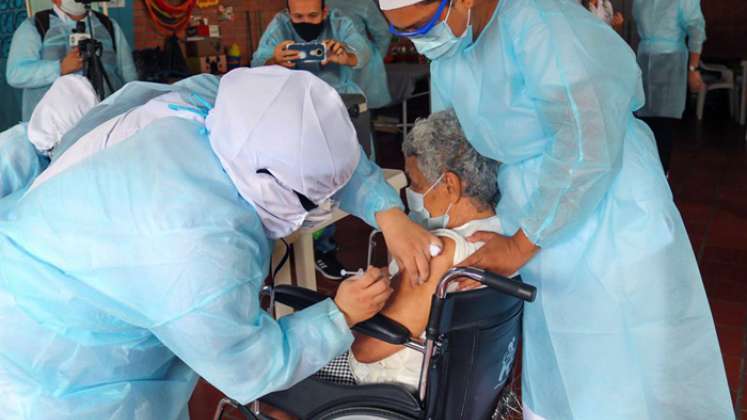 En el Hospital Juan Luis Londoño de El Zulia recibieron 14 dosis para vacunar a población mayor de 80  años contra el coronavirus / Foto: Alfredo Estévez