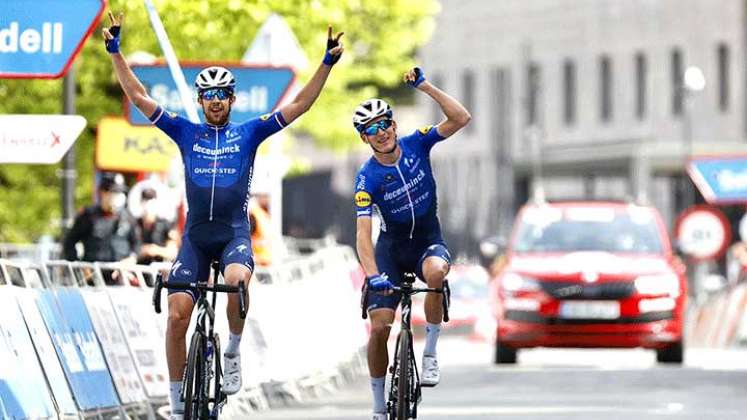 Honoré (Deceuninck-Quick Step) cruza la meta  con su compañero de equipo Josef Cerny.