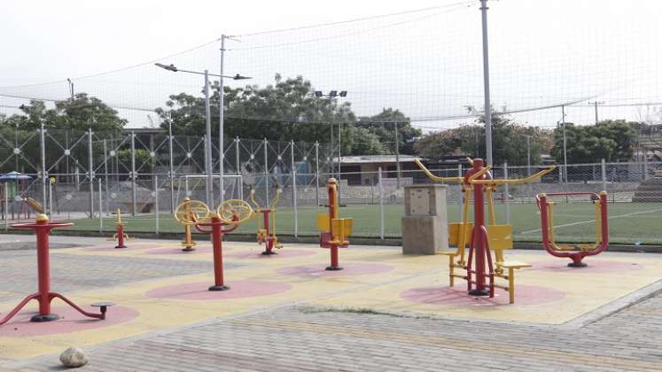 Niños y jóvenes aprovechan la cancha multifuncional para jugar baloncesto y practicar deportes. / Foto Luis Alfredo Estévez / La Opinión.