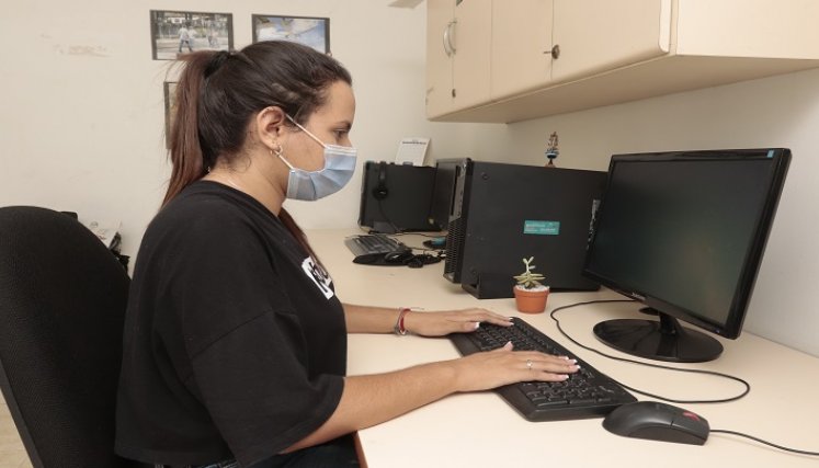 La Fisiatra, Deyanira Paipilla explicó que, las malas posturas a la hora de estar tanto tiempo frente a las pantallas van desde “lesiones del tejido musculoesquelético, de tejidos blandos, ligamentos, tendones y músculos que van a generar más adelante dolor, espasmo muscular”. / Luis Alfredo Estévez/ La Opinión 