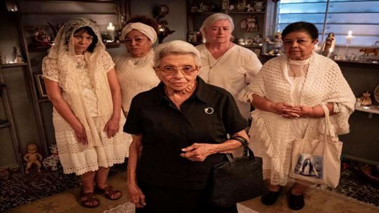 Luz María Rondón, Sharon Riley, Carmen Milagros Ortíz, Flor Joglar y Carmen Nydia Velásquez protagonizan ‘Perfume de gardenias’, una comedia dramática de humor negro con grasa tropical. / Foto Instagram