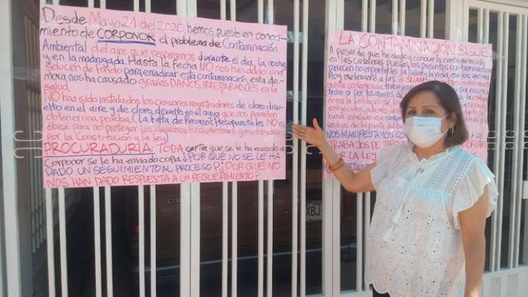 Romero instaló carteles afuera de su casa para dar a conocer la situación a cualquier visitante.