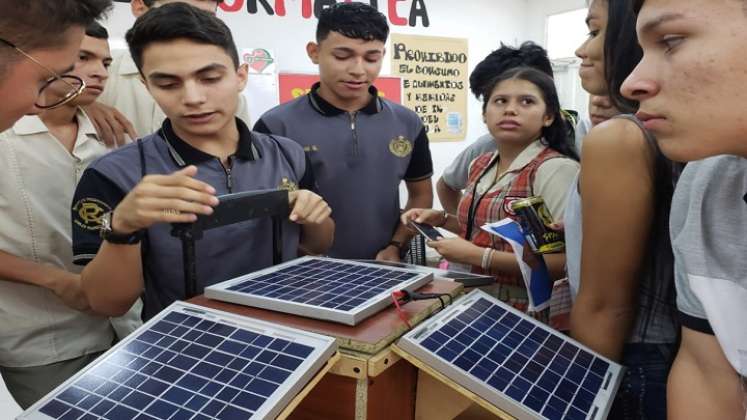 Los estudiantes de la Tecnoacademia del Sena Cúcuta participan con entusiasmo en cursos complementarios a las materias que ven en sus colegios, en áreas emergentes, como programación de software y creación de contenidos digitales. / Fotos Cortesía para La Opinión. 