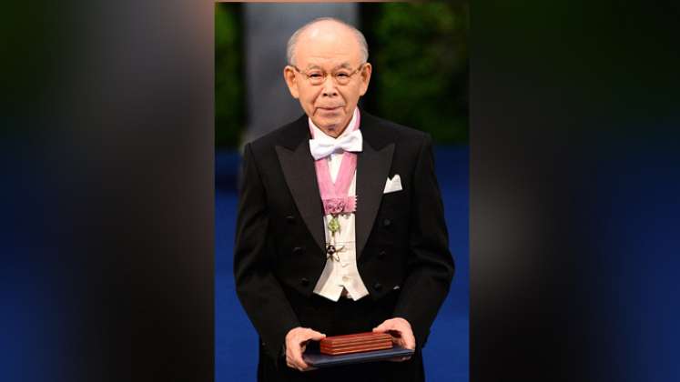 Akasaki ganó el prestigioso premio junto a otros dos científicos, Hiroshi Amano y Shuji Nakamura. Juntos desarrollaron el diodo emisor de luz azul, descrito como un invento "revolucionario" por el jurado del Nobel. / Foto: AFP