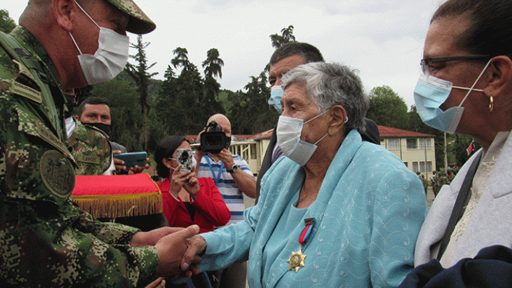 El brigadier Jhon Sánchez le impuso la medalla a doña Mercedes Flórez. / Roberto Ospino/ La Opinión 