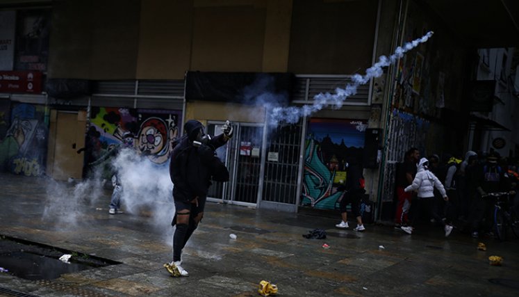 La protesta contra la reforma tributaria terminó con violentos disturbios en Cali: vehículos incendiados, almacenes saqueados y enfrentamientos con las autoridades./Colprensa