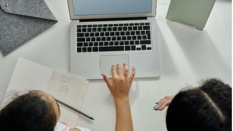 Las niñas y jóvenes mujeres acuden a la tecnología. / Foto: Cortesía