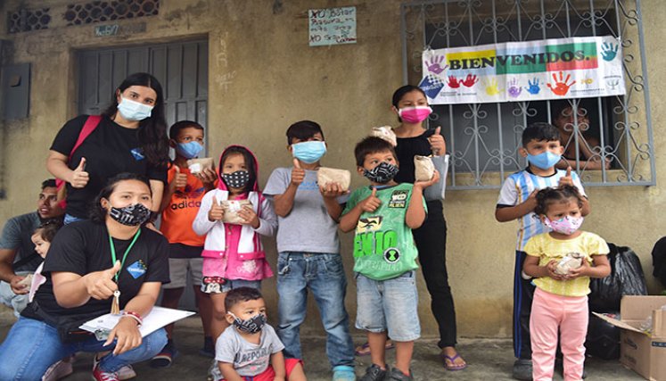 Muchos niños y niñas ayudan a sus padres en ventas informales y estudian en otros horarios.