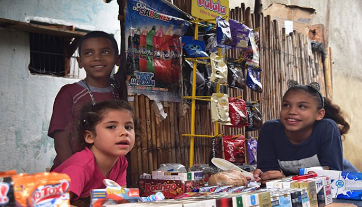  Muchos niños y niñas ayudan a sus padres en ventas informales y estudian en otros horarios.