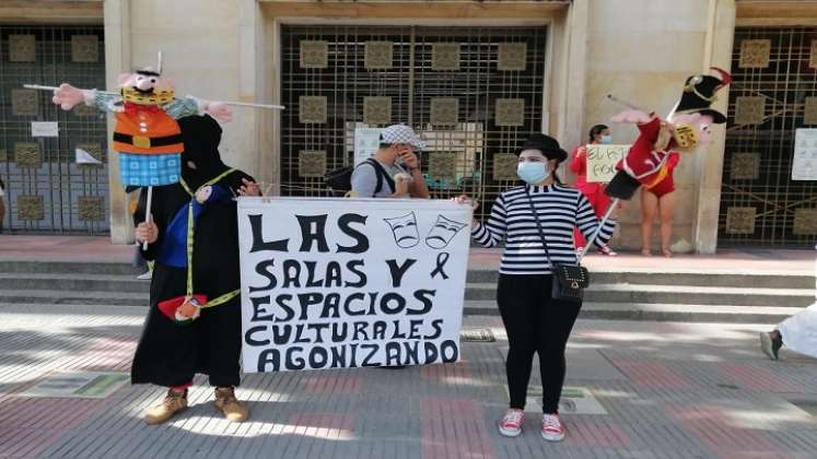  “Estamos congelados y agonizando”: artistas en plantón frente a la Alcaldía de Cúcuta./FOTO: Cortesía para La Opinión